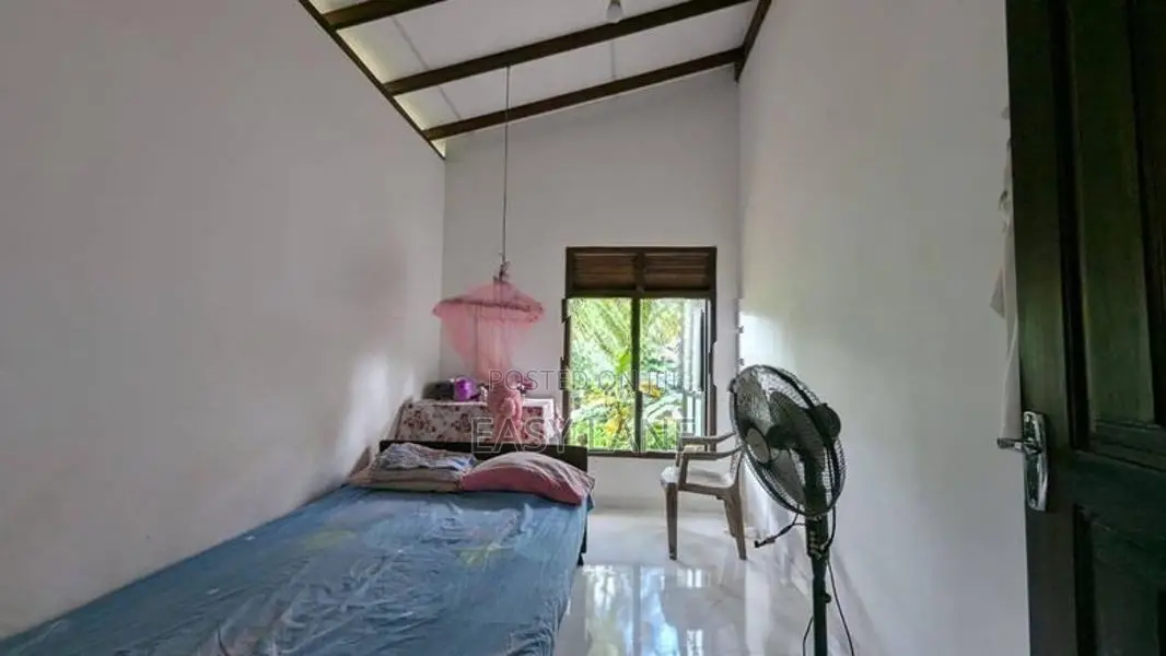 කඩවත මාවරමණ්ඩියෙන් පර්චස් 20ක දෙමහල් නිවස