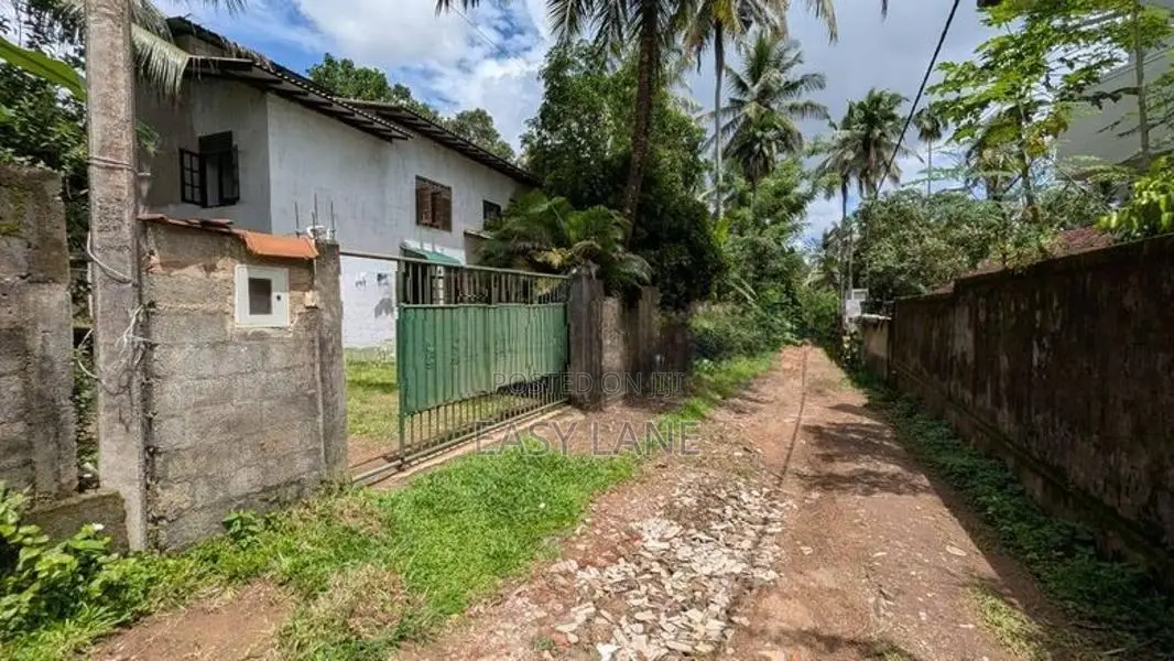 කඩවත මාවරමණ්ඩියෙන් පර්චස් 20ක දෙමහල් නිවස