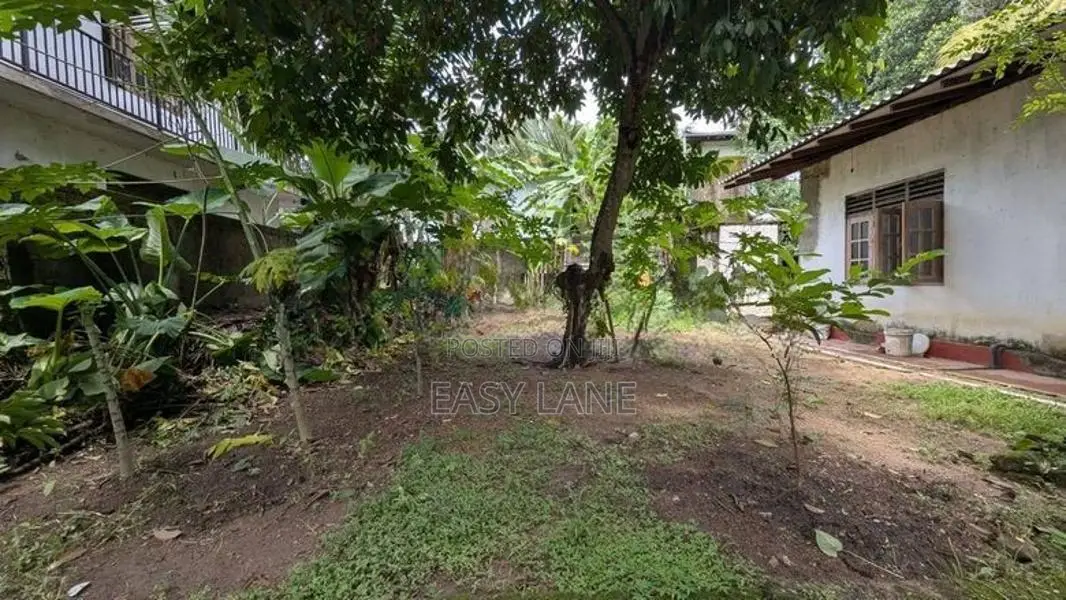 කඩවත මාවරමණ්ඩියෙන් පර්චස් 20ක දෙමහල් නිවස