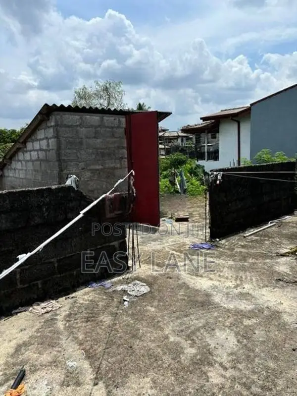 හයිලෙවල් පාරට 300m අඩක් නිමකල දෙමහල් නිවස