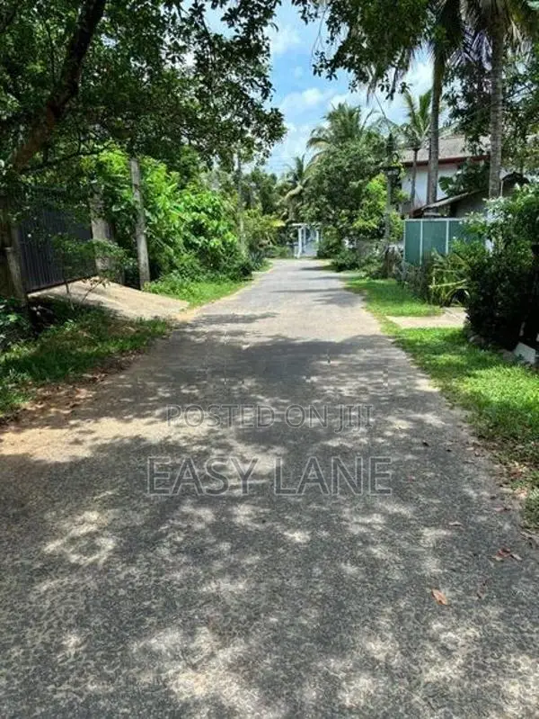 හයිලෙවල් පාරට 300m අඩක් නිමකල දෙමහල් නිවස