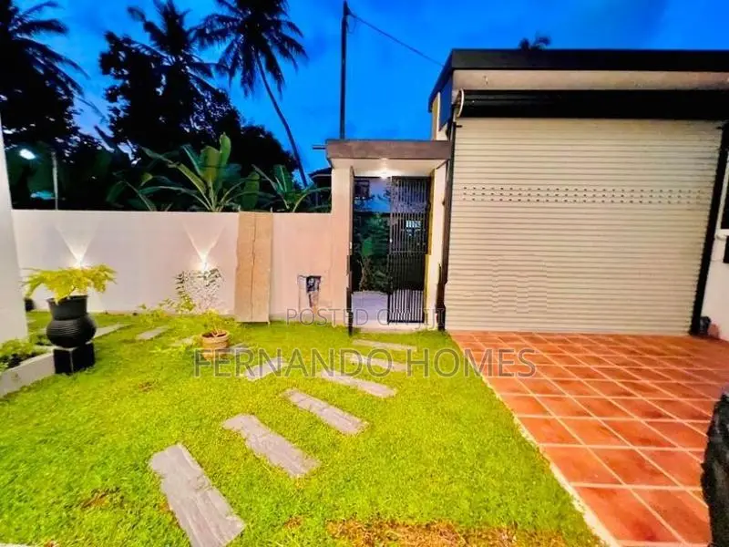 Daluwakotuwa Upstairs Modern Luxury Home For Sale Negombo
