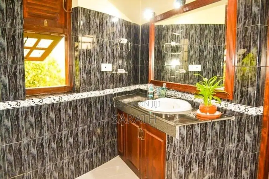 Spacious Luxury House Sale Talawatugoda