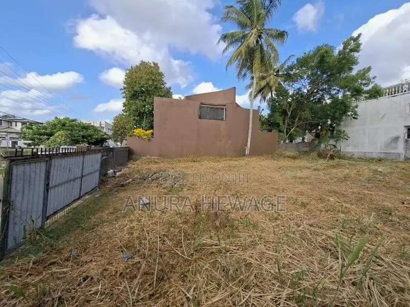 Land for Sale Pelawatte, facing lake. (ID : PLWT002)