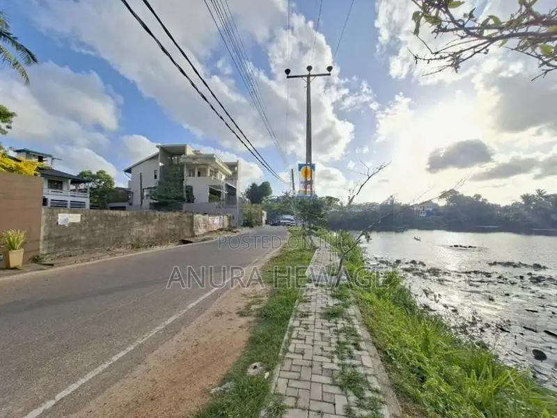 පැලවත්ත වැවට මුහුණලා පිහිටි ඉඩමක් විකිණීමට ඇත. (ID : PLWT002S)