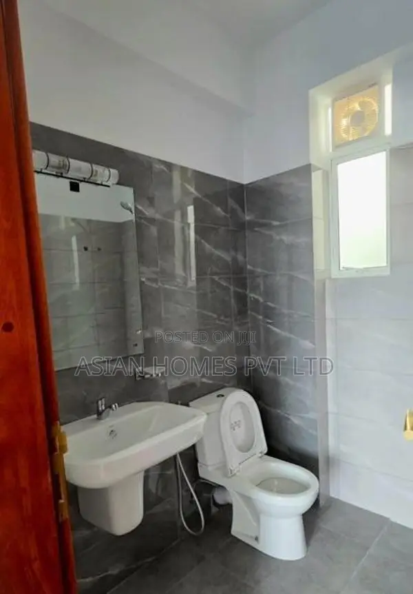 1200 Sq.Ft 3 BHK 2 Bath Apartment for Sale in Wellawatte