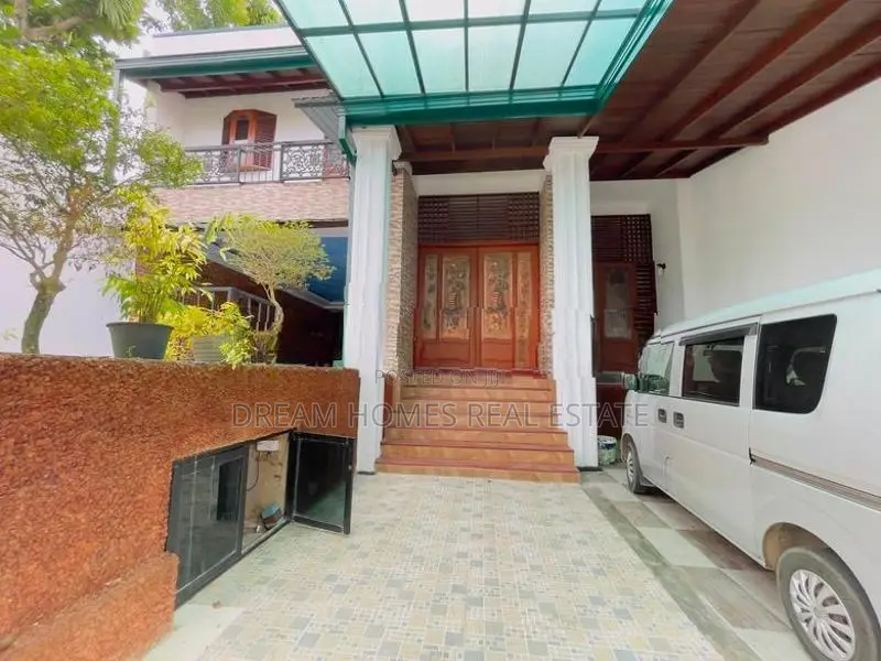 Luxury 2-Storey House with Swimming Pool for Sale Baththaramulla