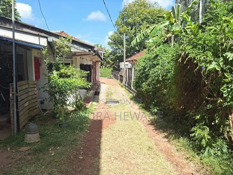 නුගේගොඩ හන්දියට ඉතා ආසන්නව පිහිටි ඉඩමක් විකිණීමට ඇත. (ID : NUGE003S)