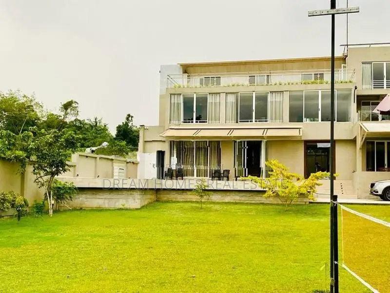 9 Bedroom Commercial Villa for Sale in Padukka