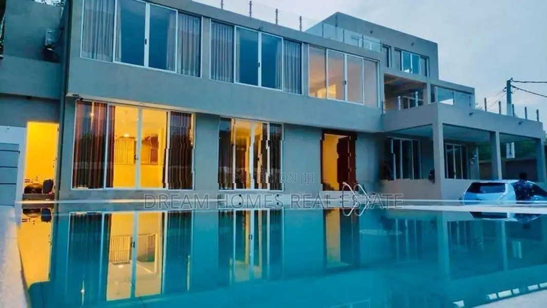 9 Bedroom Commercial Villa for Sale in Padukka