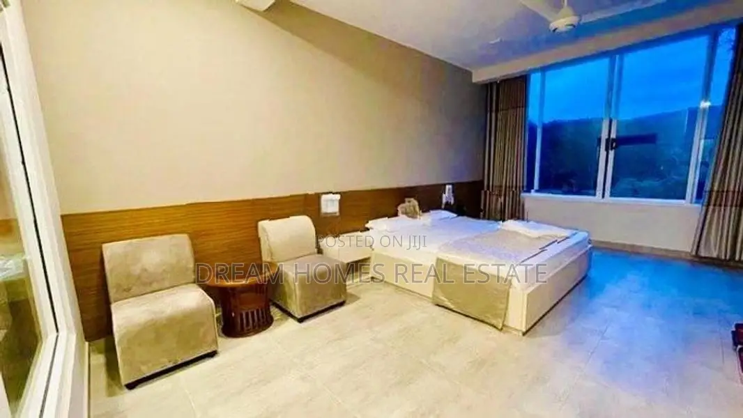 9 Bedroom Commercial Villa for Sale in Padukka