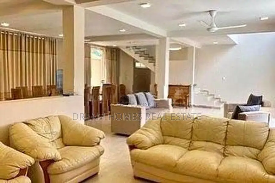9 Bedroom Commercial Villa for Sale in Padukka