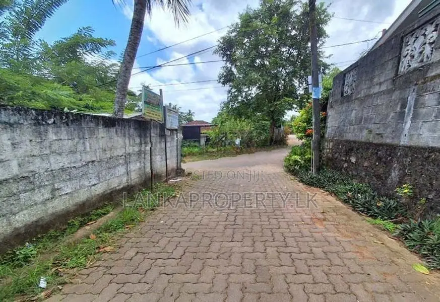 A Good Residential Well Shaped Land for Sale in Kirillawala, Kadawatha