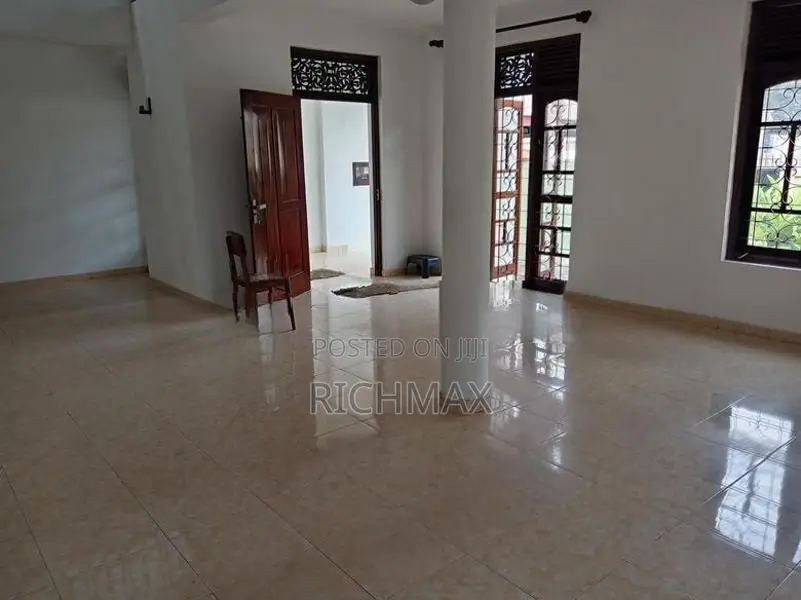 Two storied house for rent in Colombo 05