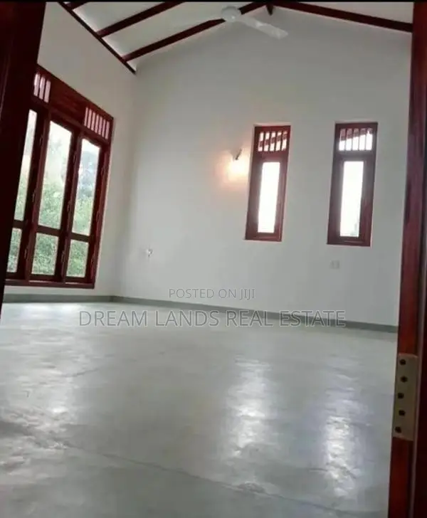 Newly nuilt upstair for rent kottawa