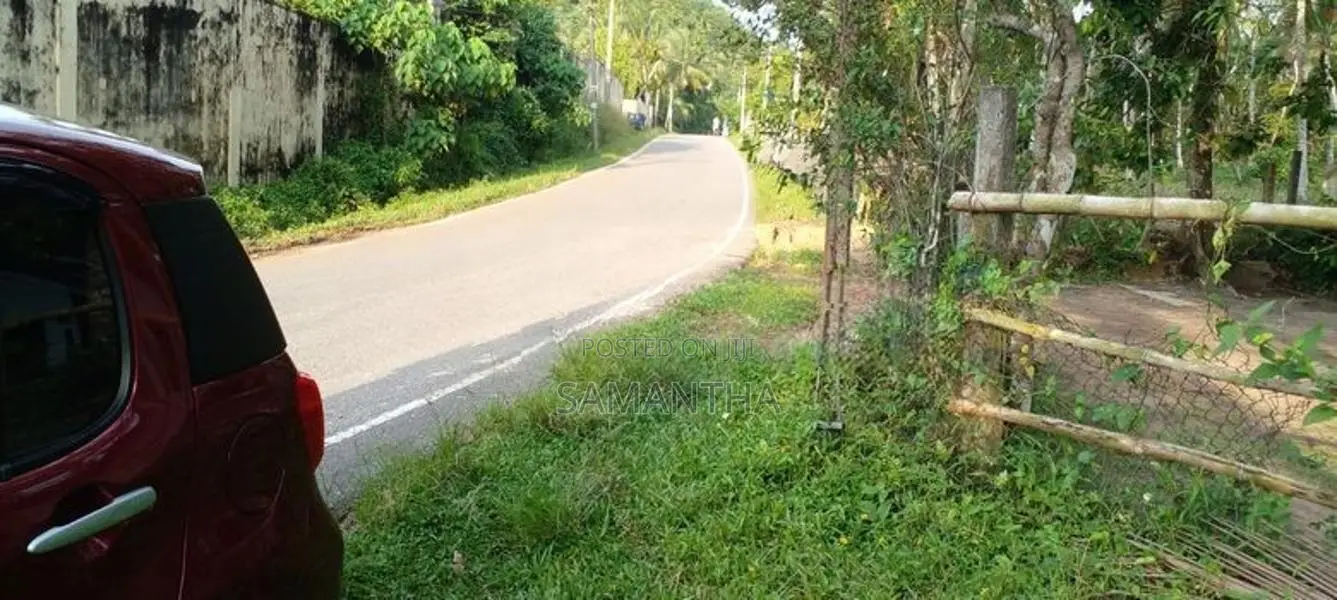 දොම්පෙ- සමනබැද්ද පදිංචියට අගනා ඉඩම විකිණීමට.