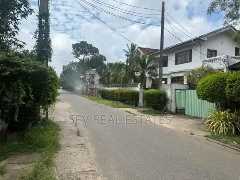 Four Bedroom Condominium Property For Sale in Battaramulla