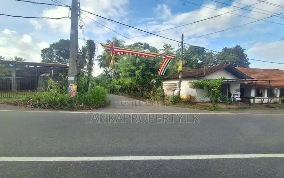 Residential land for sale in the Ambaraluwa-Weliweriya