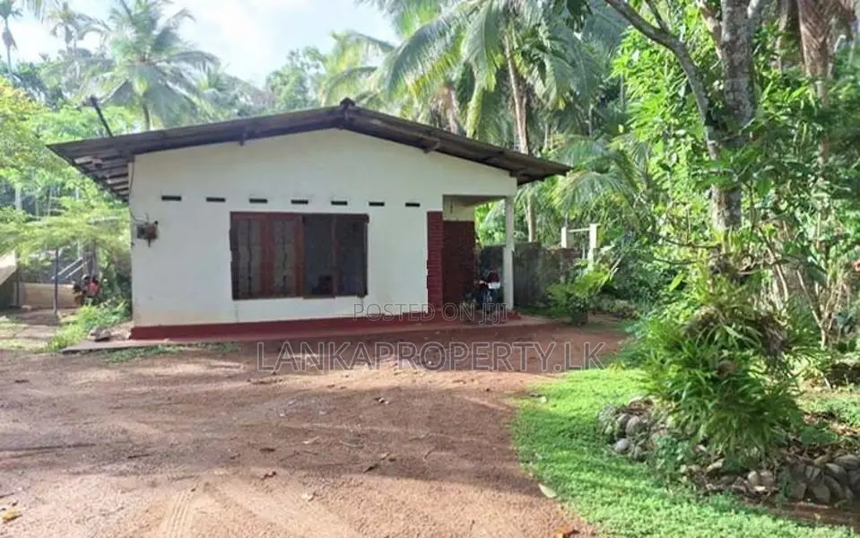 40 Perches Land with a House for Sale in Ambaraluwa, Weliweriya.