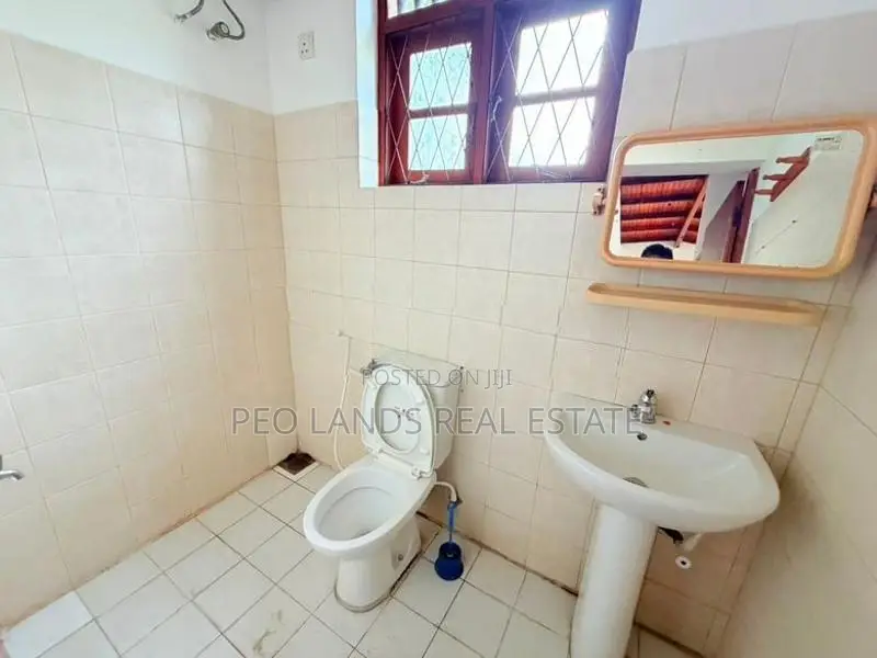 (SR1589) Spacious 4-Bedroom House for Rent in Battaramulla