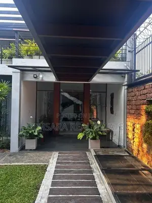 Spacious 4 BR Residence with Generous Land Extent in Nugegoda | SH1538
