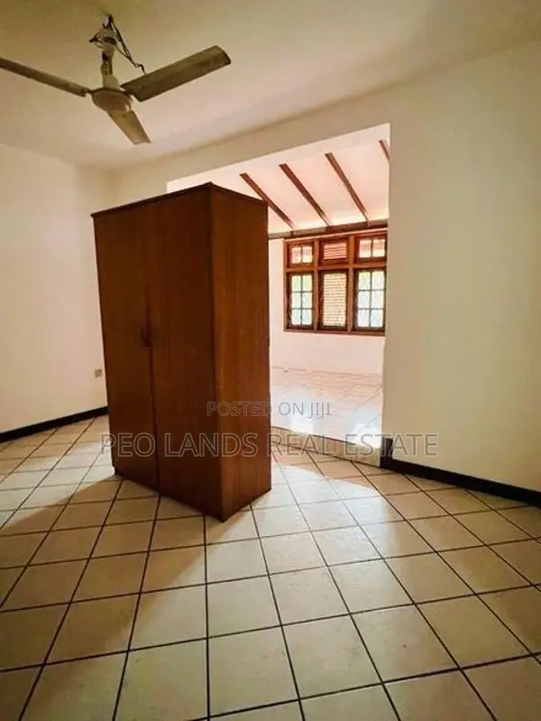 (SH1533) Three Storey House for Sale in Ethul Kotte