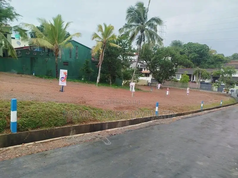 රාජගිරිය හල්ගහදේණිය පාරෙන් බිම් කොටස් විකිණීමට