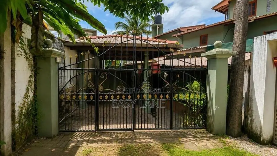 හෝකන්දරින් සුඛෝපභෝගී තෙමහල් නිවසක් විකිණීමට