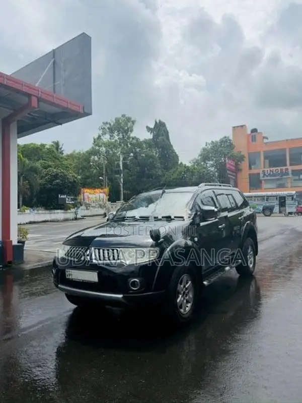 Mitsubishi Montero 2012