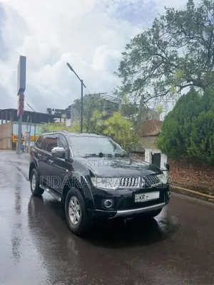 Mitsubishi Montero 2012