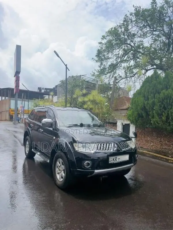 Mitsubishi Montero 2012