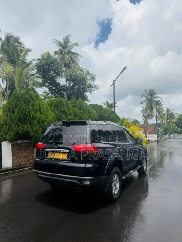 Mitsubishi Montero 2012