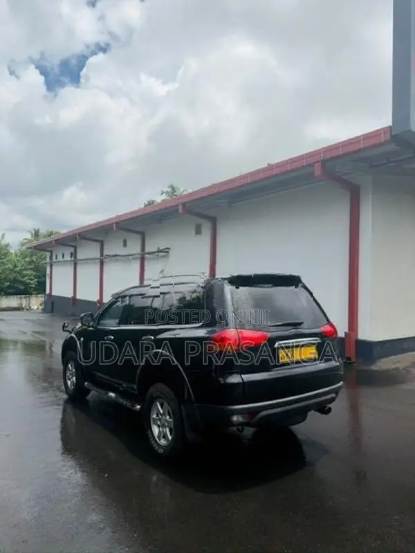 Mitsubishi Montero 2012