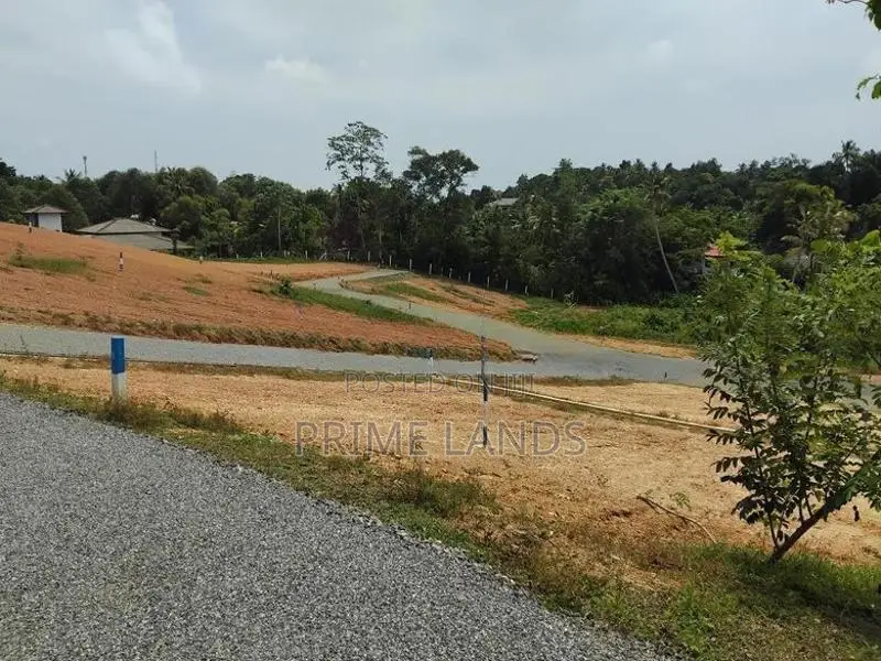 කලුතරින් ඉඩමක්