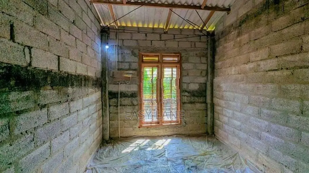කඩවත ඇල්දෙනියෙන් අඩක් නිමකල නිවසක්