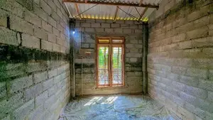 කඩවත ඇල්දෙනියෙන් අඩක් නිමකල නිවසක්