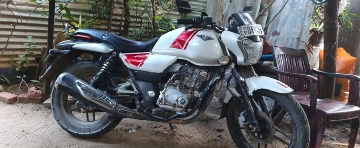 Bajaj V15 2015
