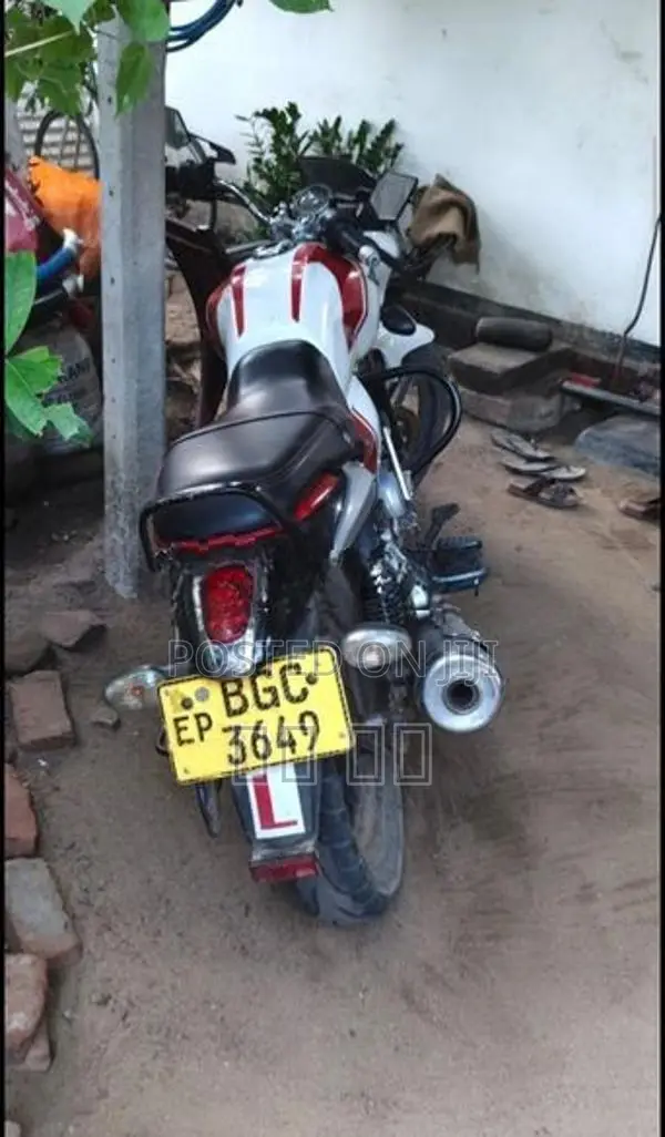 Bajaj V15 2015