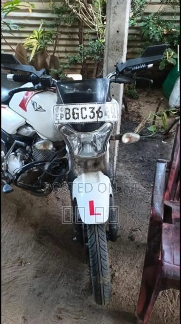 Bajaj V15 2015