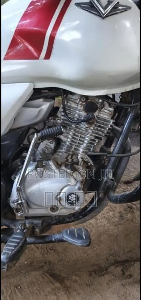 Bajaj V15 2015