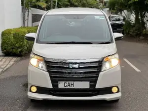 Toyota Noah Hybrid 2014