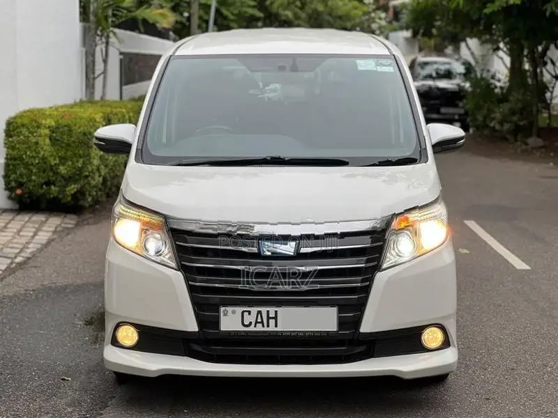 Toyota Noah Hybrid 2014
