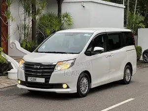 Toyota Noah Hybrid 2014