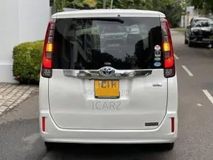 Toyota Noah Hybrid 2014