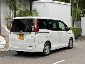 Toyota Noah Hybrid 2014