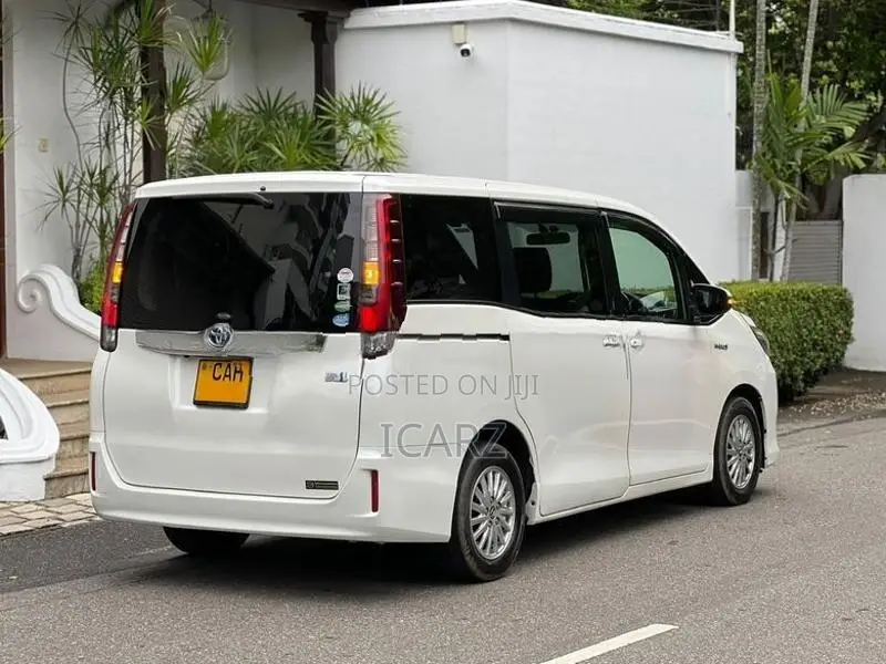 Toyota Noah Hybrid 2014