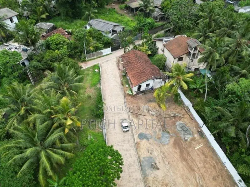 සුන්දර වෙල්යායකට මුහුණලා වටිනා ඉඩමක් විකිණීමට අතුරුගිරිය