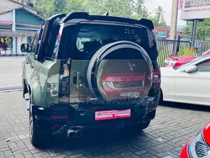 Land Rover Defender P300e HSE 2026