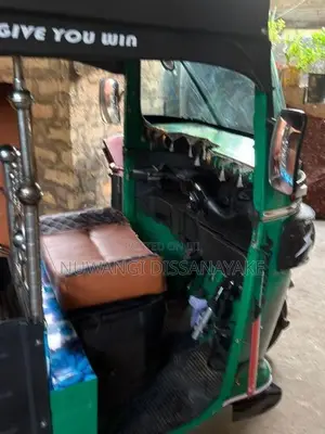 Bajaj RE 2019