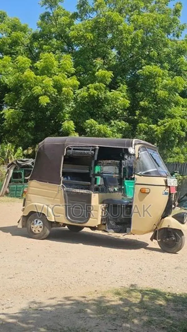 Bajaj RE 2000